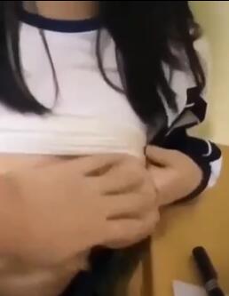 高中学生妹校服门事件