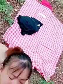 小树林激情野战全程露脸让大哥抱着