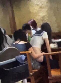 精神小妹喝多了 别说,屁股真白真润