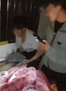 不知道女孩喝醉了还是吓傻了?一群学生放假灌醉女孩轮番强上