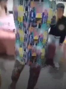 吃瓜小学生在家找小姐被家长发现