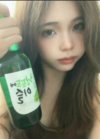 吃瓜猎奇,啤酒瓶自拍