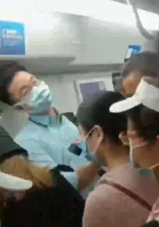 齐叔再广州地铁站寻找气质美女,强行从墙边把小姐姐顶下车
