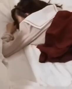 性感眼镜妹一动也不动演的还挺像