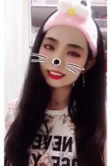 美女反差婊一面被小哥哥调教