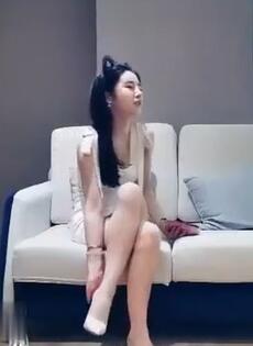 包臀裙长腿萌妹子,穿上情趣女仆装黑丝